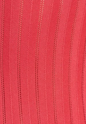 Sarkans teksturēts audums ar vertikālām svītrām, kurām ir izteiktas izšūšanas līnijas, veidojot rakstu; gluda auduma struktūra ar vieglu spīdumu.