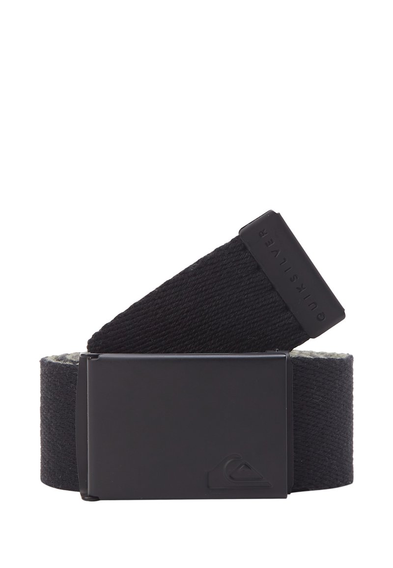 Ceinture en tissu noir avec un design texturé, dotée d'une boucle en métal noir brillant et d'un logo en relief. Le matériau est durable et tissé.