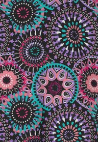Musterstoff mit kreisförmigen Motiven in Pink, Lila und Türkis auf schwarzem Hintergrund. Enthält verschiedene Formen und aufwendige Details.