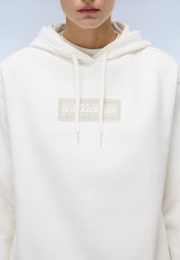 Witte hoodie van zacht materiaal, voorzien van een logo-opdruk aan de voorzijde met de tekst "NAPAPIJRI", trekkoorden en een kangoeroenzak ontwerp.