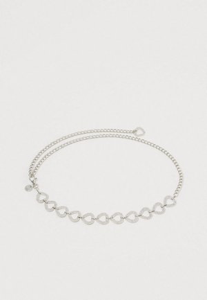 Pulsera de cadena de plata con eslabones en forma de corazón interconectados, con un acabado texturizado y cierre de broche. Diseño de doble hebra.