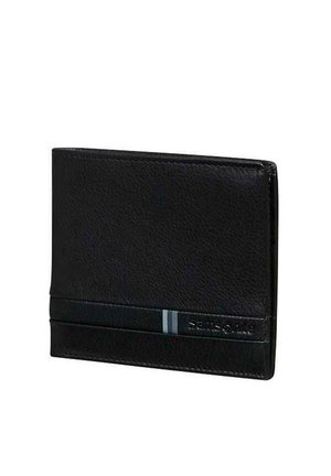 Portafoglio in pelle nero bifold con dettaglio a striscia orizzontale e nome del marchio leggermente in rilievo nell'angolo in basso a destra.