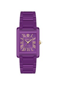 Reloj rectangular púrpura con acabado brillante, números romanos dorados y una pequeña corona. La correa de metal cuenta con eslabones entrelazados.