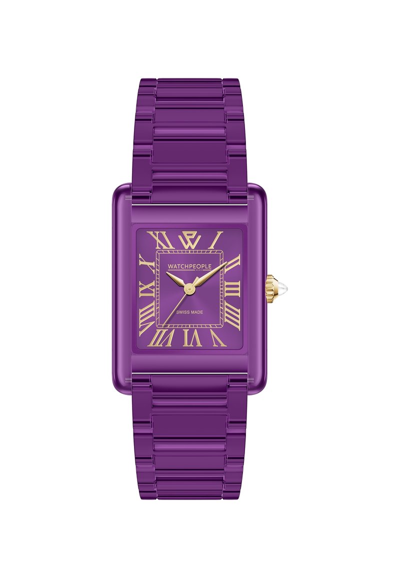 Reloj rectangular púrpura con acabado brillante, números romanos dorados y una pequeña corona. La correa de metal cuenta con eslabones entrelazados.