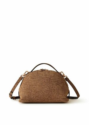 Sac à main marron texturé avec dessus incurvé, fermeture éclair dorée, poignée courte et bandoulière réglable sur fond blanc.