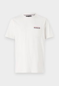 Bijela majica kratkih rukava od pamuka, sa džepom na prsima na kojem je ušiven plavi i crveni logo "HILFIGER". Jednostavan dizajn, mekana tekstura.