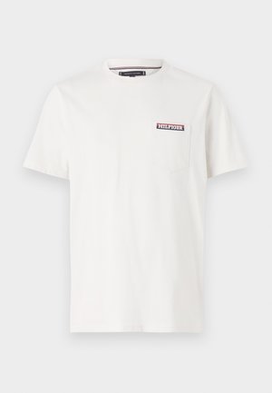 Witte T-shirt met korte mouwen van katoen, voorzien van een borstzak met een marineblauwe en rode 'HILFIGER' logopatch. Eenvoudig ontwerp, zachte textuur.