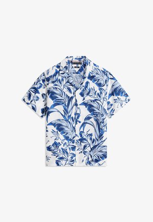 Camisa blanca de manga corta con botones, con estampado de hojas y flores tropicales en azul, cuello abierto y ajuste casual.