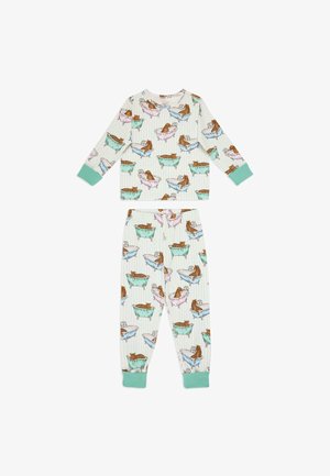 Børnepyjamas med lange ærmer og bukser, med et mønster af brune katte, der slapper af i pastel-farvede badekar på en lysstripet baggrund.