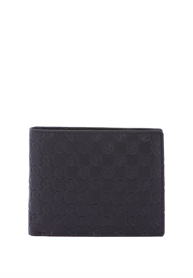 Portafoglio in pelle nera con motivo a logo inciso, forma rettangolare e superficie testurizzata. Design compatto senza hardware visibile.