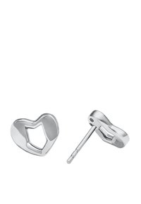 Pendientes de plata en forma de corazón, con un diseño en cortar, que presentan una superficie texturizada y un respaldo de metal para un uso seguro.