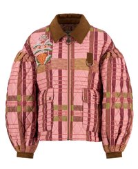 Καπιτονέ bomber jacket σε ροζ καρό με καφέ λεπτομέρειες. Διαθέτει φουσκωτά μανίκια, καφέ υφασμάτινο γιακά από κορντούρα και κεντημένο σχέδιο ανανά.