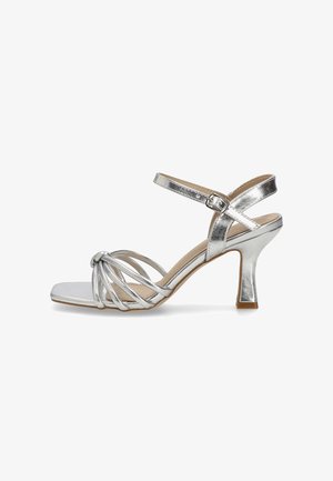 Sandalias de tacón plateadas con un acabado metálico, diseño de tiras, un detalle frontal trenzado y punta cuadrada, con una correa de hebilla en el tobillo.