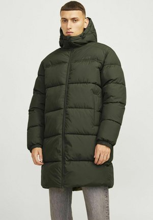 Donkergroene puffer jas met een volledige ritssluiting, capuchon en elastische manchetten. Bevat gequiltte secties voor isolatie en warmte.