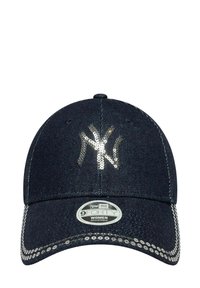 Cappellino in denim blu scuro con logo NY in paillettes. Presenta una corona strutturata, visiera curva e cinturino regolabile. I dettagli cuciti delineano il bordo.