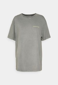 Ljusgrå bomulls-t-shirt med korta ärmar och rundad halsringning. Har en liten gul "COLOURFUL REBEL" text på framsidan. Rakt snitt.