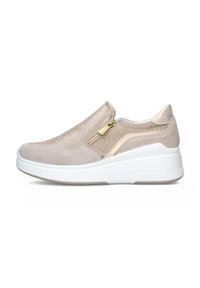 Scarpa slip-on in suede beige con zip dorata, suola intermedia bianca imbottita, punta rotonda e dettagli di cucitura discreti sui lati.