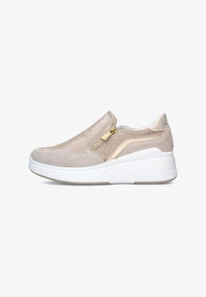 Scarpa slip-on in suede beige con zip dorata, suola intermedia bianca imbottita, punta rotonda e dettagli di cucitura discreti sui lati.