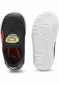 Fekete sneaker piros díszítéssel, rugalmas felsőrésszel és fehér talppal. A saroknál 'Speed Cat' logó és kockás zászló részlet található.