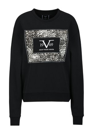 Schwarzer langärmeliger Pullover mit einem zentrierten Tierdruck-Quadrat, das den Text "1969 V" und "amor vincit omnia" zeigt, eingerahmt von kleinen Nieten.