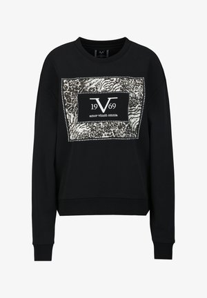 Zwarte sweater met lange mouwen met een centraal geplaatst dierenprintvierkant met de tekst "1969 V" en "amor vincit omnia", omlijst door kleine studs.
