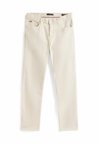 Pantalones de mezclilla de algodón beige con corte recto, cinco bolsillos y cierre frontal con botón. Presentan costuras sutiles y sin logotipos de marcas visibles.