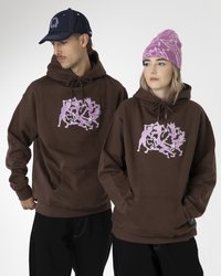 Sudaderas marrones con un diseño gráfico rosa, con un bolsillo frontal, combinadas con un gorro rosa con patrón y una gorra azul marino.