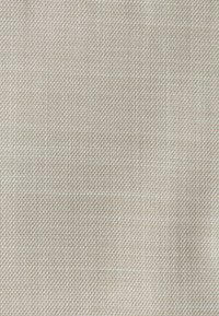 Närbild av beige tyg med ett litet, upprepat vävt texturmönster.