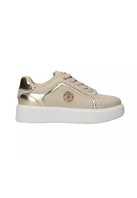 Sneaker beige con accenti metallici dorati, suola bianca e superficie testurizzata. Presenta un design con lacci e un logo decorativo sul lato.