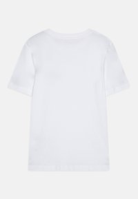 Camiseta blanca de manga corta con cuello redondo. Tejido de algodón suave con un corte relajado. Sin patrones ni detalles visibles en la parte de atrás.