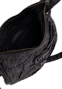 Zwarte leren tas met een binnenzak met rits, met een gestructureerd, geplooid ontwerp en een gouden ritsluiting.
