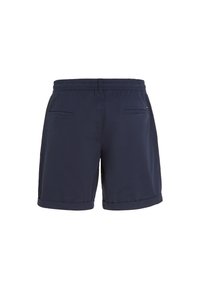 Pantalones cortos azul marino con cintura elástica, dos bolsillos traseros y detalle de dobladillo enrollado. Confeccionados en una tela ligera y transpirable.