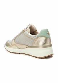 Zapatillas con un upper de malla metálica dorada y beige, acentos texturizados, talón azul claro y suela blanca gruesa con tracción marrón.