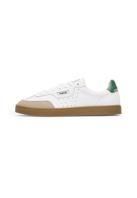 Sneaker in pelle bianca con punta in suede beige, dettaglio del tallone verde, dettagli perforati e suola in gomma testurizzata. Design con lacci.