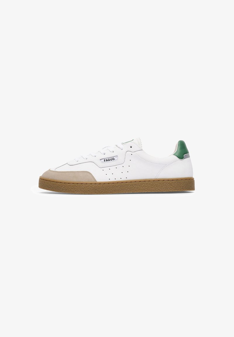 Vit lädersneaker med beigefärgad mocka tåkappa, grön hälaccent, perforerade detaljer och texturerad gummisula. Snördesign.