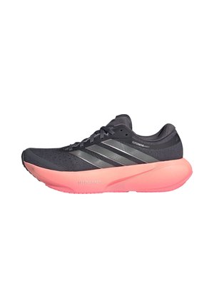 Czarno-szary but do biegania Adidas z różową amortyzowaną podeszwą, cholewką z siateczki i trzema odblaskowymi paskami po boku.