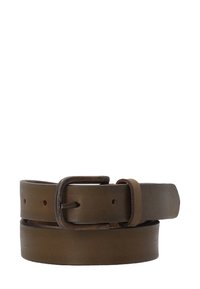 Bruine leren riem met een rechthoekige metalen gesp, met een gladde textuur en meerdere verstelgaten langs de lengte.