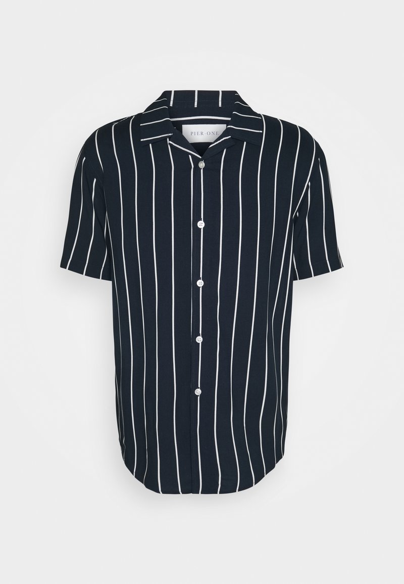 Chemise bleu marine à manches courtes, boutonnée, avec des rayures verticales blanches et un col camp.