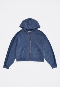 Μπλε φούτερ με φερμουάρ μπροστά, με τσέπες και δύο σκουρότερες μπλε ρίγες που τρέχουν κατά μήκος κάθε μανικιού, απλωμένο επίπεδα πάνω σε λευκό φόντο.