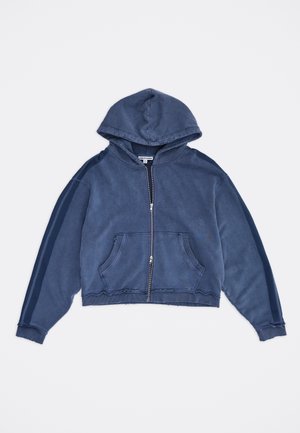 Kék cipzáras kapucnis pulóver első zsebekkel és két sötétebb kék csíkkal, amelyek mindkét ujján futnak, fehér háttéren kifektetve.