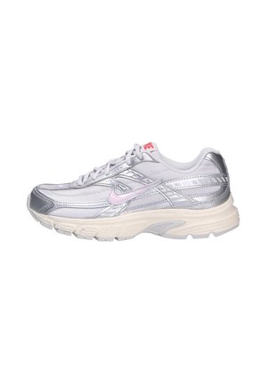 Zilveren hardloopschoen met een bovenwerk van mesh, metallic accenten, een witte zool en een roze Nike swoosh. Beschikt over traditionele veters en een gewatteerde kraag.