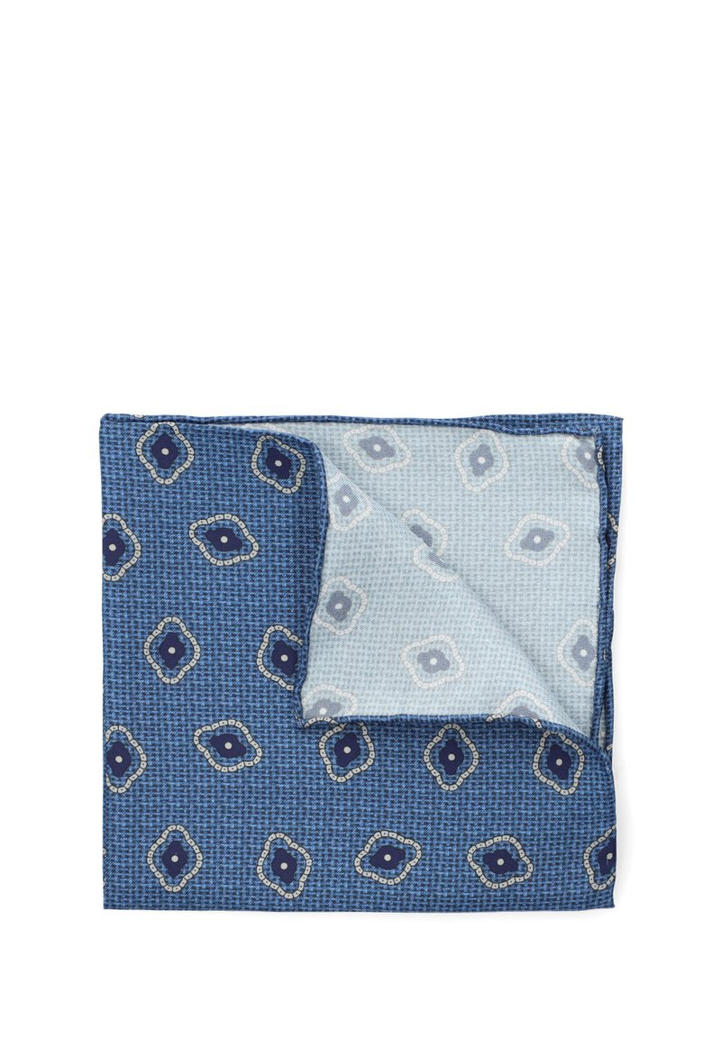 Niebieski kwadratowy kawałek materiału w wzory, z jednej strony z geometrycznym wzorem, a z drugiej strony w jasnoniebieską kratkę. Materiał bawełniany.