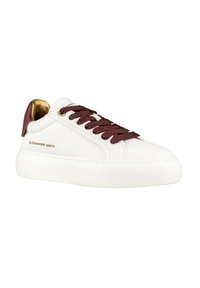 Sneaker in pelle bianca con dettagli bordeaux, dotata di lacci piatti, tallone imbottito e suola bianca testurizzata. Branding dorato sul lato.