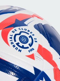 Pallone da calcio con marchio FIFA, caratterizzato da una superficie lucida e testurizzata. Predominantemente bianco con motivi a stelle blu e rosse e un dettaglio circolare del logo.