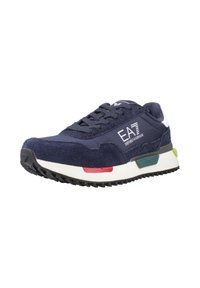 Sneaker blu navy con materiale scamosciato e mesh, dotata di logo bianco, accenti colorati in rosso, verde e blu, suola in gomma texture.
