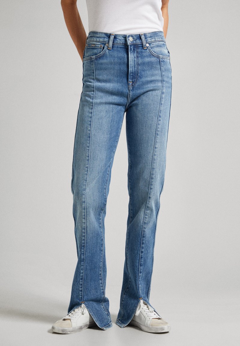 Jeans de tiro alto en azul claro con corte recto, dobladillos abiertos y diseño clásico de cinco bolsillos, fabricados en tela de mezclilla.