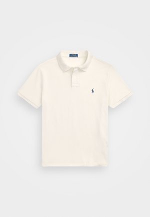 Weißes Polohemd mit kurzen Ärmeln, Kragen, Knopfleiste und kleinem blauen Ralph Lauren-Logo auf der linken Brust.