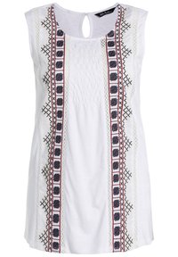 Top senza maniche bianco caratterizzato da intricate decorazioni ricamate rosse e blu sulla parte anteriore, con dettagli testurizzati e una chiusura a occhiello sul retro.
