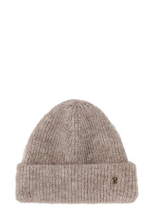 Beige gebreide wollen muts met omgeslagen rand en een klein rond metalen logo op de boord, weergegeven op een witte achtergrond.