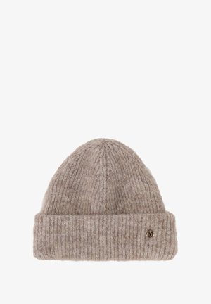 Beige gebreide wollen muts met omgeslagen rand en een klein rond metalen logo op de boord, weergegeven op een witte achtergrond.